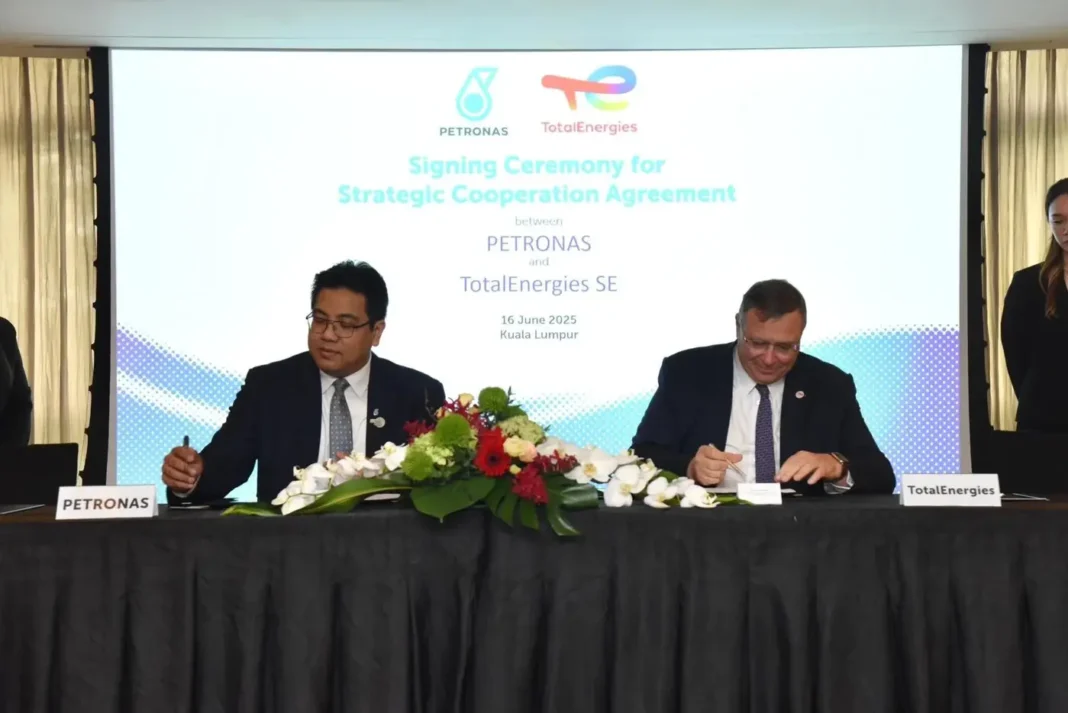 La multinazionale francese dell'oil&gas ha annunciato di aver acquisito diverse partecipazioni da Petronas in alcuni blocchi al largo della Malesia e in uno al largo dell'Indonesia, dove verranno sviluppati programmi di esplorazione, valutazione e sviluppo, che si estendono per oltre 100mila km2.