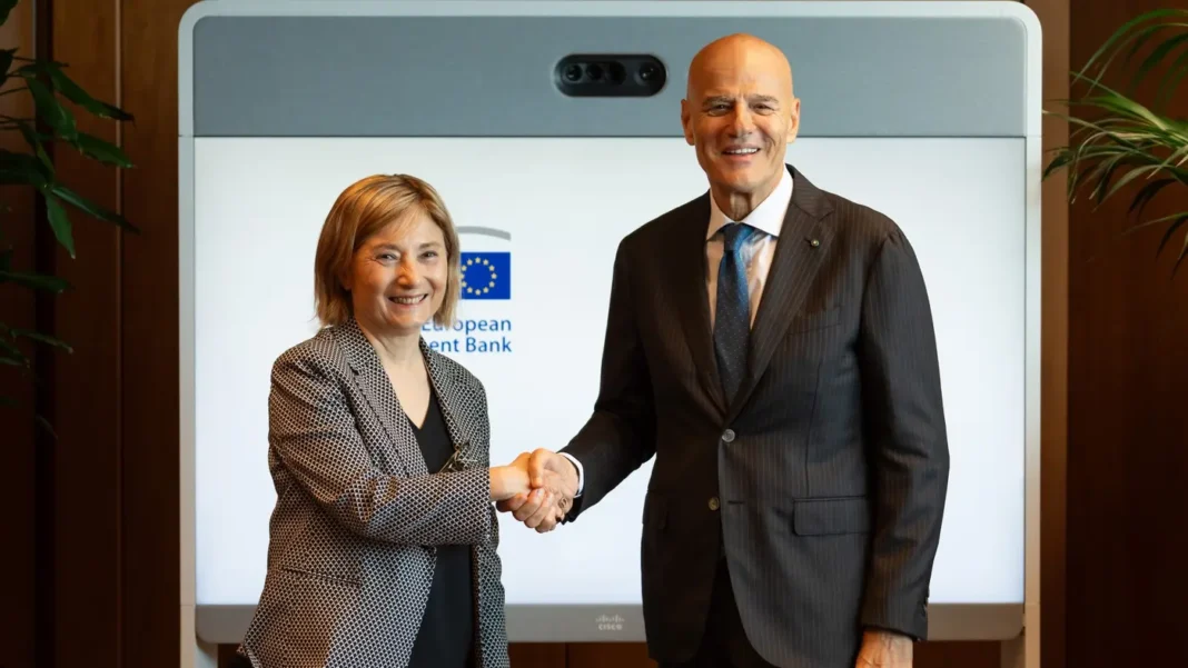 BEI, la Banca Europea per gli Investimenti, ha firmato con Eni un contratto di finanziamento da 500 milioni di Euro, propedeutico alla conversione della raffineria di Livorno in bioraffineria nell'arco dei prossimi 15 anni.