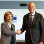 BEI, la Banca Europea per gli Investimenti, ha firmato con Eni un contratto di finanziamento da 500 milioni di Euro, propedeutico alla conversione della raffineria di Livorno in bioraffineria nell'arco dei prossimi 15 anni.