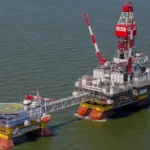 Piattaforma petrolifera russa colpita da droni ucraini Secondo una fonte interna al Servizio di sicurezza ucraino, Kiev avrebbe colpito con un raid di droni la piattaforma petrolifera russa Vladimir Filanovsky, situata nel Mar Caspio, interrompendo l'estrazione di petrolio e gas da oltre venti pozzi.