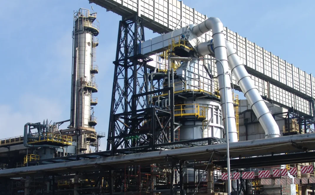 Eni ha preso la decisione finale di investimento per quanto riguarda la conversione a bioraffineria di alcune delle unità dello stabilimento di Sannazzaro de’ Burgondi, vicino a Pavia. A ciò si aggiunge la costruzione di una nuova bioraffineria a Priolo, in Sicilia.